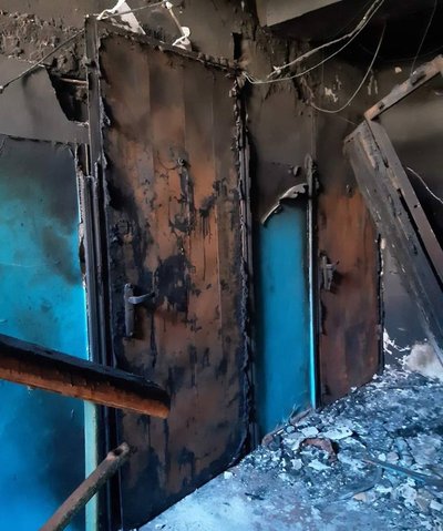 Хвилею винесло до вхідних дверей. Жителі зруйнованого будинку у Василькові згадають, перші дні вторгнення