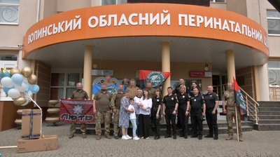 Побратими загиблого бійця зустріли під час виписки в Луцьку його дружину й новонародженого сина Побратими загиблого бійця зустріли під час виписки в Луцьку його дружину й новонародженого сина