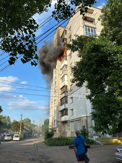 У центрі Житомира у багатоповерхівці загорівся балкон: що відомо