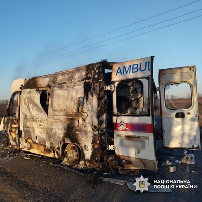 Пошкоджений через атаку РФ у Червоній Хвилі автомобіль екстреної допомоги Пошкоджений через атаку РФ у Червоній Хвилі автомобіль екстреної допомоги