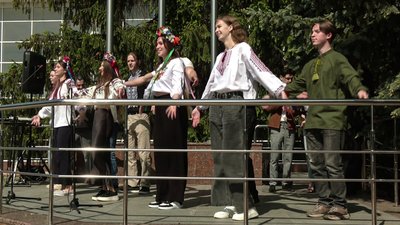 У кропивницькому університеті влаштували руханку у вишиванках У кропивницькому університеті влаштували руханку у вишиванках