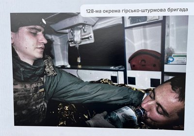 В Ужгороді відкрили фотовиставку у 1000-й день повномасштабної війни В Ужгороді відкрили фотовиставку у 1000-й день повномасштабної війни
