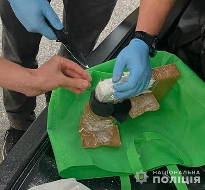 Завозили кокаїн під виглядом порошку для прання: в Одесі затримали двох підозрюваних Завозили кокаїн під виглядом порошку для прання: в Одесі затримали двох підозрюваних