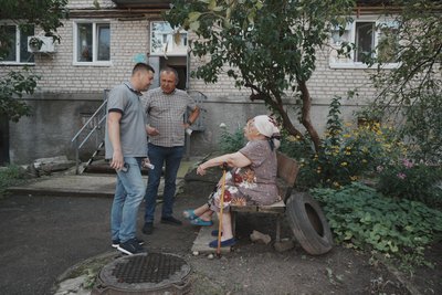 Люди біля будинку в Ізюмі Люди біля будинку в Ізюмі