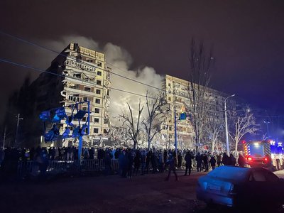 "Я два дні сподівався, що вона жива". Спогади мешканців будинку на "Перемозі", в який два роки тому влучила ракета РФ "Я два дні сподівався, що вона жива". Спогади мешканців будинку на "Перемозі", в який два роки тому влучила ракета РФ