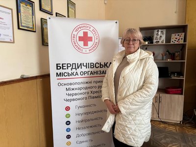 "Команда, що допомагає іншим": як у Бердичеві Червоний Хрест підтримує переселенців і навчає безпеки "Команда, що допомагає іншим": як у Бердичеві Червоний Хрест підтримує переселенців і навчає безпеки
