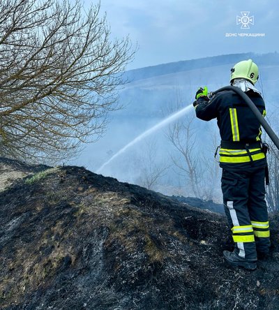 Горіли будівлі, сухостій та сміття: на Черкащині за добу виникло 52 пожежі Горіли будівлі, сухостій та сміття: на Черкащині за добу виникло 52 пожежі