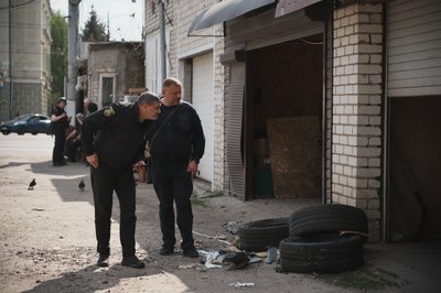 Поліція на місці удару РФ по гаражах у Харкові Поліція на місці удару РФ по гаражах у Харкові