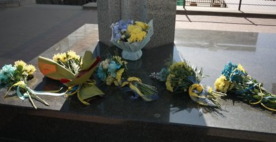 квіти, пам'ятник Симону Петлюрі квіти, пам'ятник Симону Петлюрі