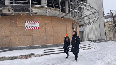 Американка Вероніка Томаско-Сільва на воєнній екскурсії Харковом біля пошкодженого російським влучанням Kharkiv Palace Американка Вероніка Томаско-Сільва на воєнній екскурсії Харковом біля пошкодженого російським влучанням Kharkiv Palace