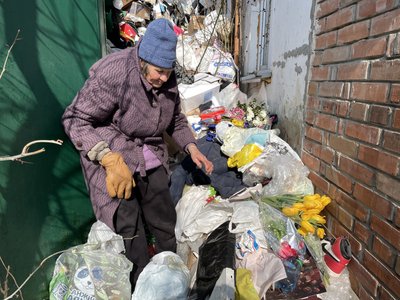 "Запах є, щури бігають": у Полтаві жінка знову назбирала гору сміття заввишки з будинок "Запах є, щури бігають": у Полтаві жінка знову назбирала гору сміття заввишки з будинок