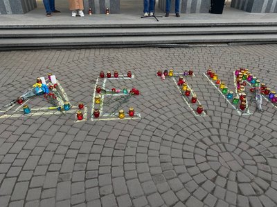 У Вінниці вшанували пам'ять загиблих у Маріупольському драмтеатрі У Вінниці вшанували пам'ять загиблих у Маріупольському драмтеатрі