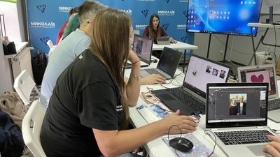 Учасники воркшопу анімують фотографії, 3 жовтня 2024 року Учасники воркшопу анімують фотографії, 3 жовтня 2024 року