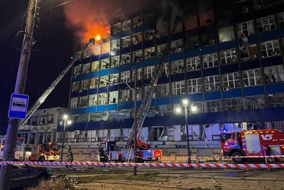 Рятувальники гасять пожежу у будівлі промислового підприємства у Запоріжжі 8 січня 2025 року Рятувальники гасять пожежу у будівлі промислового підприємства у Запоріжжі 8 січня 2025 року