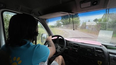 Роберт Саргсян евакуює тварин з Черкаських Тишків, 5 червня 2024 року Роберт Саргсян евакуює тварин з Черкаських Тишків, 5 червня 2024 року