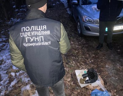 У Житомирі затримали чоловіка, який продавав на заправці ручні гранати У Житомирі затримали чоловіка, який продавав на заправці ручні гранати