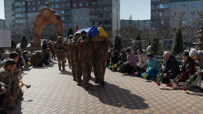 "Навіть не могли уявити, що це нас торкнеться": у Сумах попрощалися із загиблим прикордонником Леонідом Бондарєвим "Навіть не могли уявити, що це нас торкнеться": у Сумах попрощалися із загиблим прикордонником Леонідом Бондарєвим
