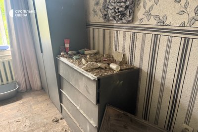 "Ми цілі дивом": мешканці будинку в Одесі розповіли про влучання російського дрона