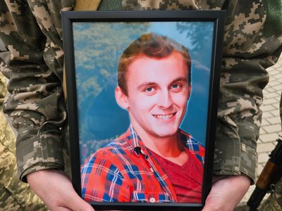 У Полтаві попрощаються із чотирма військовими, які загинули на війні з Росією У Полтаві попрощаються із чотирма військовими, які загинули на війні з Росією