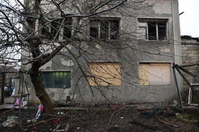 "Посікло стіни та стелю у дитячій". Очевидці про артобстріл Центрального району Херсона