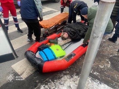 У Києві під кригу провалилися хлопець і дівчина. Їх вдалося врятувати У Києві під кригу провалилися хлопець і дівчина. Їх вдалося врятувати