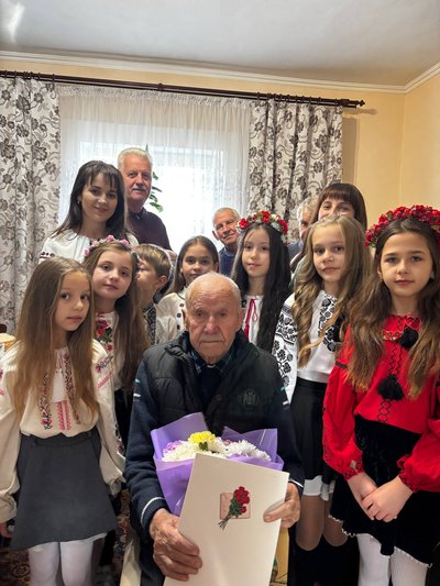 "Наш тато найкращий": у селі Труханів відсвяткували 100-річчя Степана Кравця "Наш тато найкращий": у селі Труханів відсвяткували 100-річчя Степана Кравця
