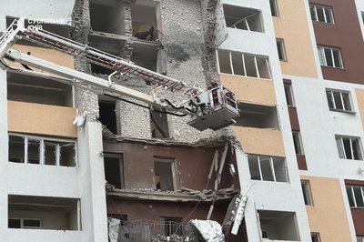 Війська РФ поцілили у багатоповерхівку у Вишневому на Київщині: п'ятьох людей врятували Війська РФ поцілили у багатоповерхівку у Вишневому на Київщині: п'ятьох людей врятували
