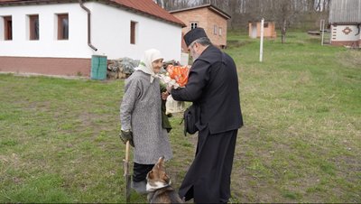 Великодні подарунки під дронами: як у селі Зелений Гай волонтер допомагає мешканцям Великодні подарунки під дронами: як у селі Зелений Гай волонтер допомагає мешканцям