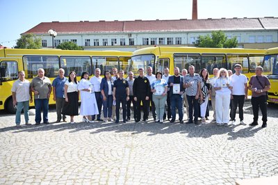 Шість громад на Закарпатті отримали нові шкільні автобуси Шість громад на Закарпатті отримали нові шкільні автобуси