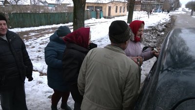 Без зв'язку, світла та під обстрілами: як живуть люди у Костобоброві на Чернігівщині за кілометр від кордону з РФ Без зв'язку, світла та під обстрілами: як живуть люди у Костобоброві на Чернігівщині за кілометр від кордону з РФ