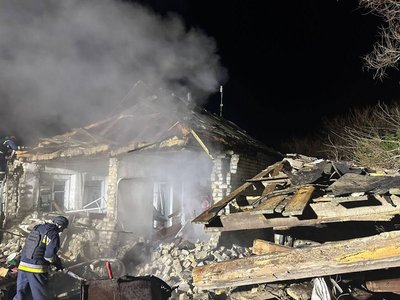 Російський безпілотник влучив на територію приватного домоволодіння у селі Олександрівка Лозівського району, 14 травня 2025 року Російський безпілотник влучив на територію приватного домоволодіння у селі Олександрівка Лозівського району, 14 травня 2025 року