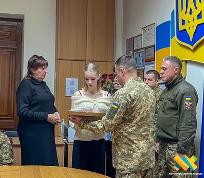 У Житомирі родинам загиблих військових передали державні нагороди У Житомирі родинам загиблих військових передали державні нагороди