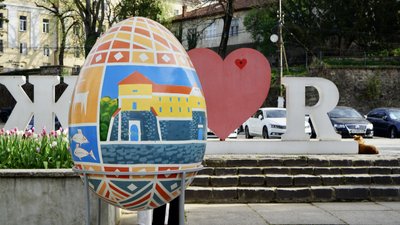Напередодні Великодня в Ужгороді встановили 12 писанок Напередодні Великодня в Ужгороді встановили 12 писанок