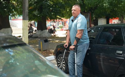"Зробіть ноги, піду на війну": ветеран таксує, аби оплатити собі протезування "Зробіть ноги, піду на війну": ветеран таксує, аби оплатити собі протезування