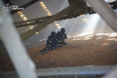 На Одещині через атаку РФ загорілися зерновий склад та готель На Одещині через атаку РФ загорілися зерновий склад та готель