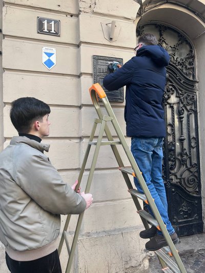 У Львові з пам'яток культурної спадщини усувають радянські написи У Львові з пам'яток культурної спадщини усувають радянські написи