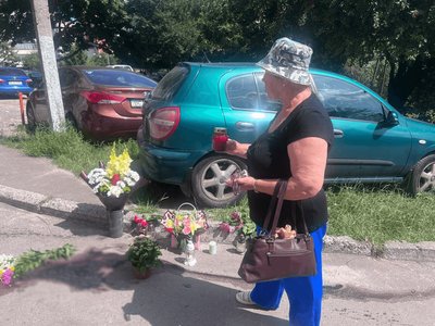 Львів'янка Галина Іваненко принесла лампадку до місця вбивства Фаріон