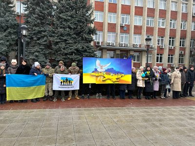 Створили "ланцюг єдності" та випустили в небо 25 голубів: у місті на Черкащині відзначили День Соборності Створили "ланцюг єдності" та випустили в небо 25 голубів: у місті на Черкащині відзначили День Соборності