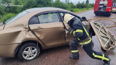На місце ДТП на Житомирщині викликали рятувальників — постраждалого водія легковика деблокували з автівки На місце ДТП на Житомирщині викликали рятувальників — постраждалого водія легковика деблокували з автівки