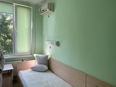 Одна з палат обласної лікарні із кондиціонером Одна з палат обласної лікарні із кондиціонером