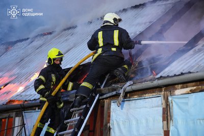 У Хаджибейському районі Одеси сталася пожежа на підприємстві: горів столярний цех У Хаджибейському районі Одеси сталася пожежа на підприємстві: горів столярний цех