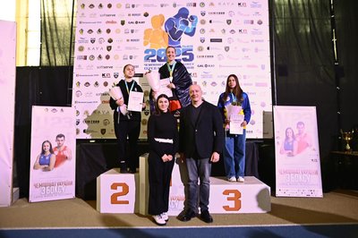 Черкаські боксери привезли дев'ять нагород із чемпіонату України Черкаські боксери привезли дев'ять нагород із чемпіонату України