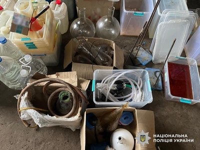 Вилучили понад 7 кілограмів психотропів: на Житомирщині поліція заявила про припинення роботи нарколабораторії Вилучили понад 7 кілограмів психотропів: на Житомирщині поліція заявила про припинення роботи нарколабораторії