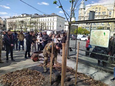 У Львові відкрили фонтан, присвячений Герою України "Да Вінчі" У Львові відкрили фонтан, присвячений Герою України "Да Вінчі"