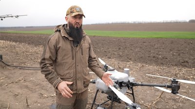 Заміняє двох людей та техніку: як фермери Черкащини використовують агродрон Заміняє двох людей та техніку: як фермери Черкащини використовують агродрон