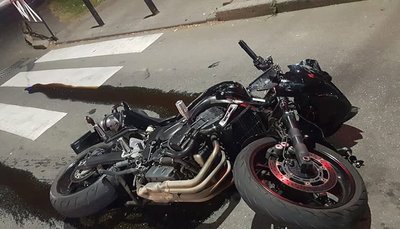 Мотоцикл «YAMAHA», який лежить після ДТП, водій якого наїхав на людину Мотоцикл «YAMAHA», який лежить після ДТП, водій якого наїхав на людину
