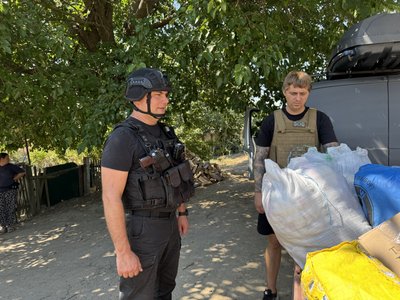 Бронемашина, бронежилети й дрони над головою: як на Херсонщині евакуюють дітей із «червоної зони» Бронемашина, бронежилети й дрони над головою: як на Херсонщині евакуюють дітей із «червоної зони»