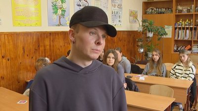 Актор обласного академічного музично-драматичного театру імені М. Старицького Дмитро Франчук – головний та єдиний герой вистави "Перший урок" Актор обласного академічного музично-драматичного театру імені М. Старицького Дмитро Франчук – головний та єдиний герой вистави "Перший урок"