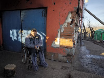 Віктор Сисенко біля свого будинку в Кам'янці, Харківська область Віктор Сисенко біля свого будинку в Кам'янці, Харківська область