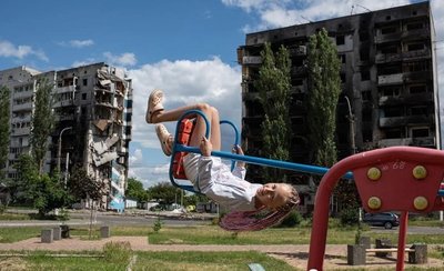 "Дівчинка під сонцем": у Бородянці до річниці деокупації Київщини встановили скульптуру "Дівчинка під сонцем": у Бородянці до річниці деокупації Київщини встановили скульптуру